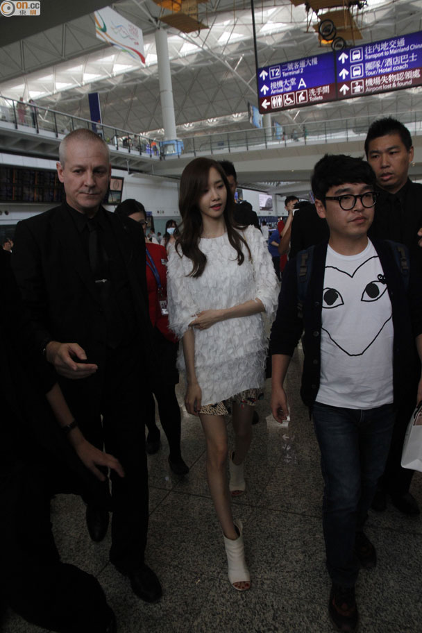 [PIC][05-09-2014]YoonA khởi hành đi Hồng Kông để tham dự sự kiện của thương hiệu "Pandora" vào sáng nay Bkn-20140905132404206-0905_00862_001_03p