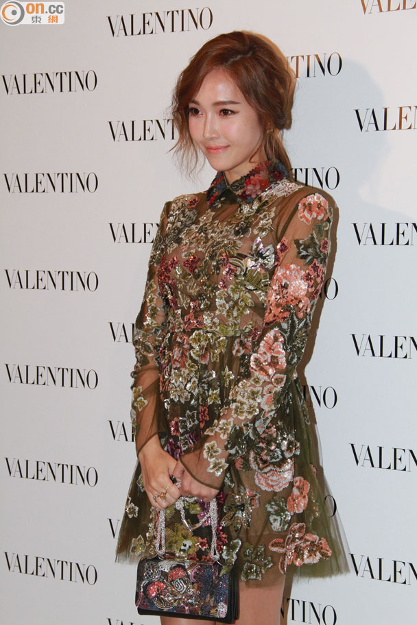 [PIC][04-09-2014]Jessica xuất phát đi Hồng Kông để tham dự sự kiện của thương hiệu "Valentino" vào chiều nay Bkn-20140905194801341-0905_00862_001_03b