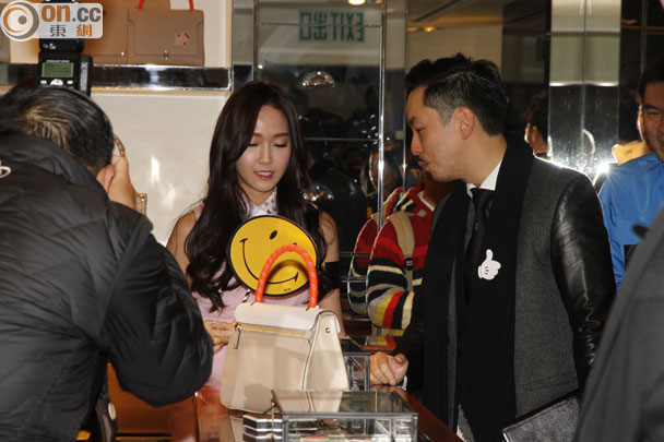 [PIC][18-01-2015]Jessica khởi hành đi Hồng Kông để tham dự sự kiện "Anya Hindmarch" vào chiều nay Bkn-20150119163018386-0119_00862_001_07b