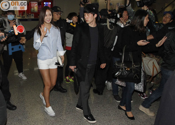 [PIC][27-01-2015]Yuri khởi hành đi Hồng Kông để tham dự sự kiện "iiJin F/W2015 Fashion Show"  vào tối nay Bkn-20150128004140211-0128_00862_001_07b