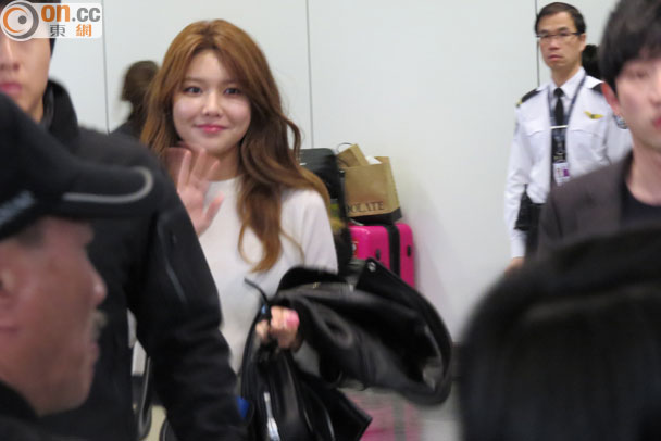 [PIC][04-02-2015]SooYoung xuất phát đi Hồng Kông để tham dự buổi fansign cho thương hiệu mỹ phẩm "LLang" Bkn-20150204183947124-0204_00862_001_02b