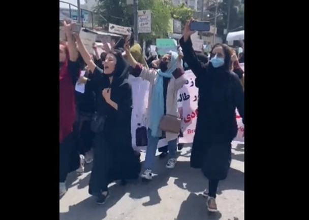女性罕見示威　遭塔利班毆打驅散
