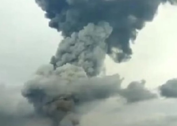 喀拉喀托火山噴發　濃煙衝高3公里