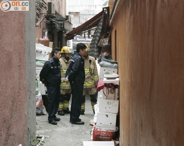 消防及警員在現場調查。(左錦鴻攝)