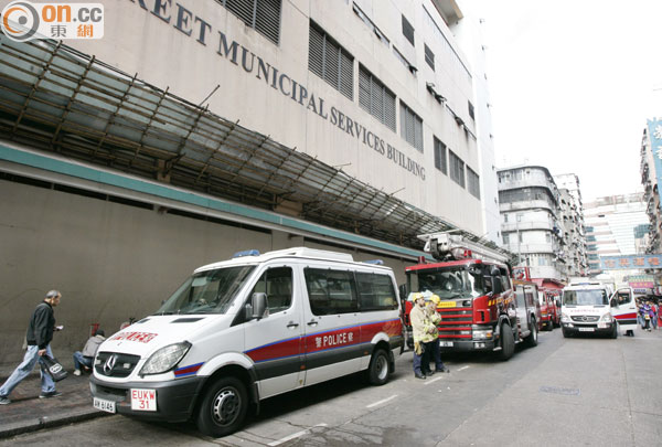 警員及消防在街市附近搜尋聲稱自殺男子。(梁卓明攝)