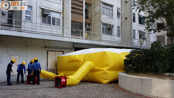 消防張開氣墊戒備。(趙瑞麟攝)