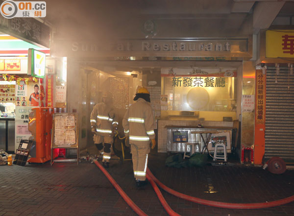 現場餐廳冒出大量濃煙消防救援中。(張曉楠攝)