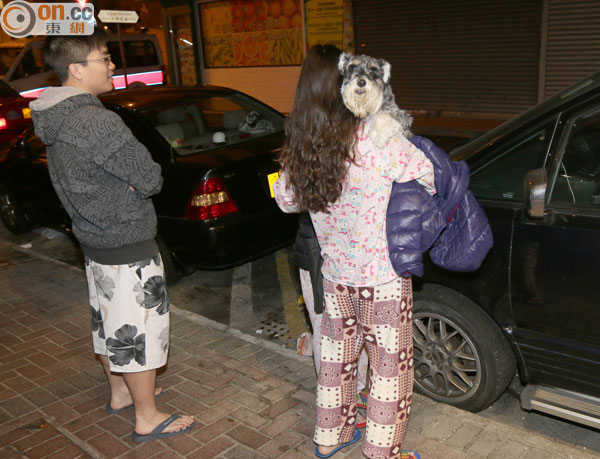 有女住客抱愛犬疏散。(張曉楠攝)