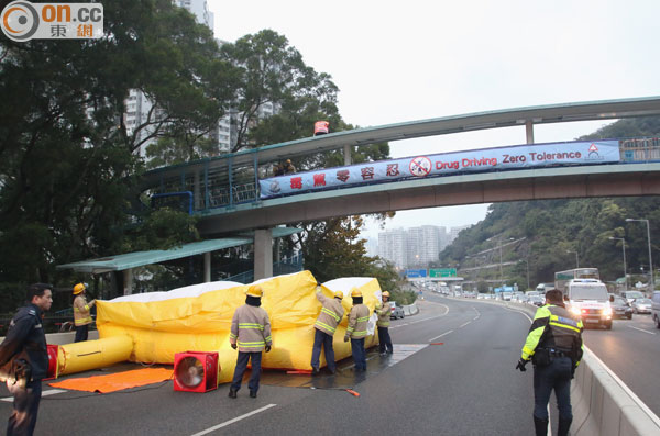 男子天橋危站，獅子山隧道公路全線封閉。(何力棋攝)