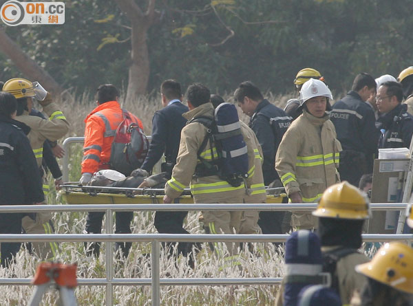 消防員在現場救出一名重傷工人。(黃君堡攝)