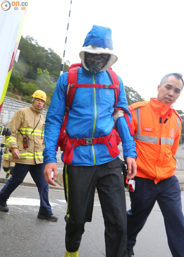 青年衣衫單薄登山。(吳遠輝攝)