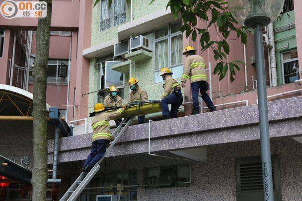 消防將老翁救下。(黃智康攝)