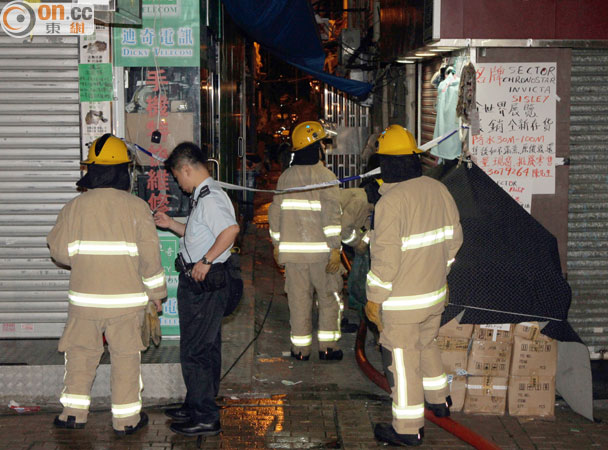 消防員下調查後巷火警。(葉嘉文攝)