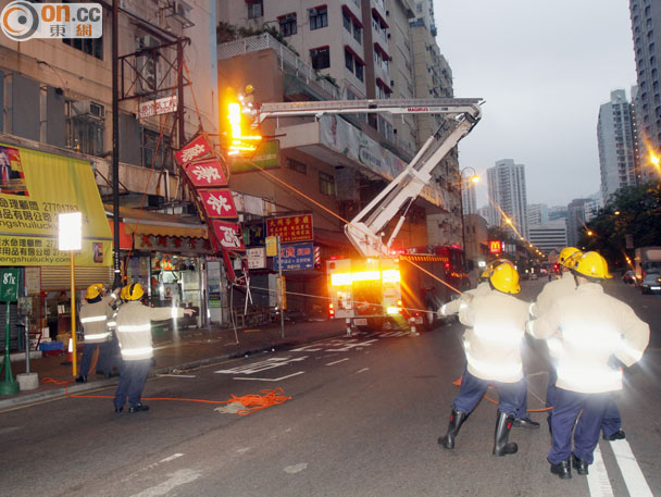 消防架起升降台將危險招牌拆除。(賴南秋攝)