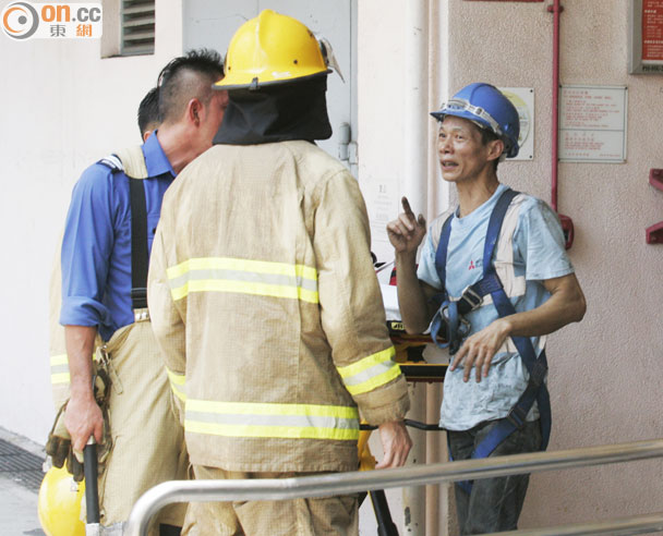 消防向工人了解。(馬竟峯攝)