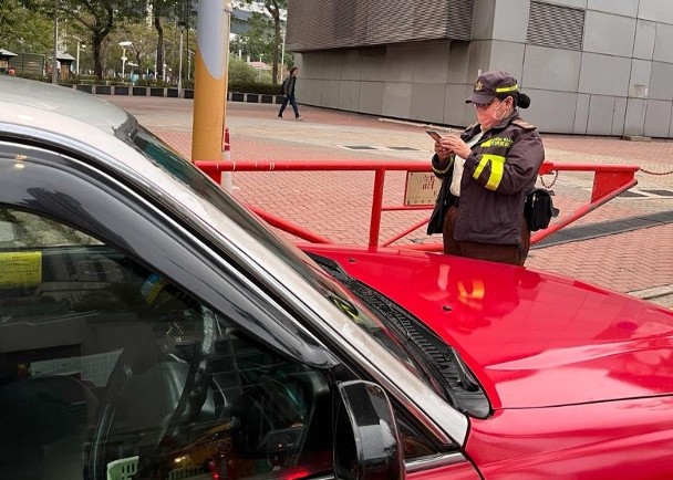 打擊荃灣區的士違例事項　兩日發逾900張告票拖走4車