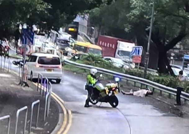 獅子山隧道公路兩車相撞　鐵騎士倒地受傷