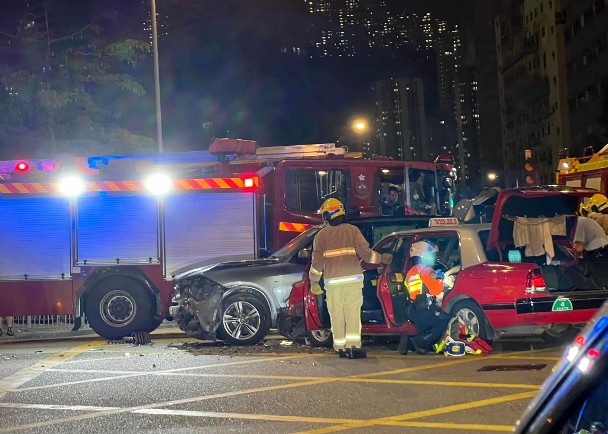 葵涌的士與私家車十字路口相撞　3女乘客受傷送院