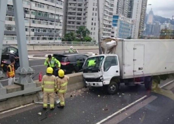 東廊貨車撞壆泵把飛對面線 司機手臉受傷｜即時新聞｜港澳｜oncc東網 3581