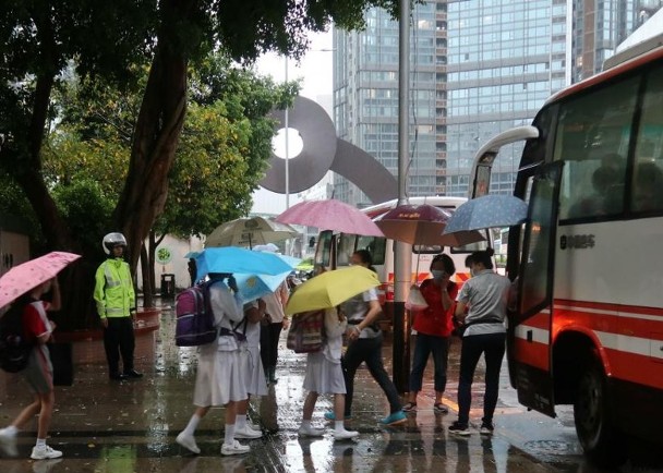 首發紅雨學校停課家長批通知太遲學生感無奈但興奮 即時新聞 港澳 On Cc東網