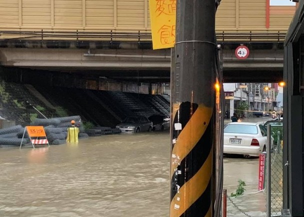 南台灣暴雨成災 台南屏東停班停課｜即時新聞｜兩岸｜on.cc東網