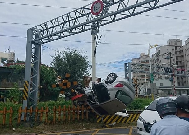 駛入平交道時被困休閒車遭台鐵撞飛司機亡 即時新聞 兩岸 On Cc東網