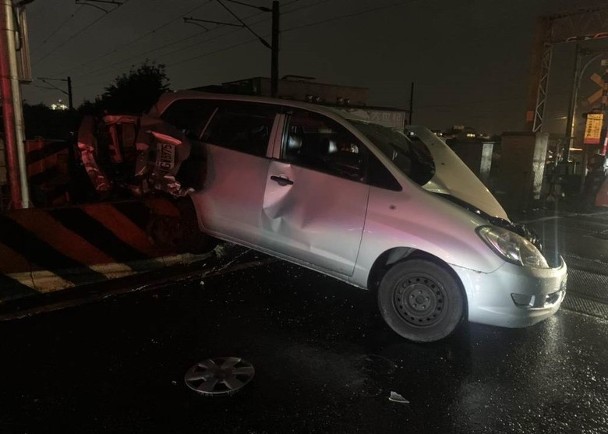 台鐵平交道撞私家車兩人受傷車身嚴重損毀 即時新聞 兩岸 On Cc東網