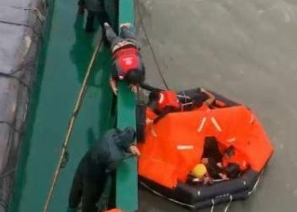貨輪沉沒13船員漂流　獲附近船隻救助