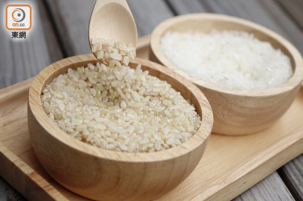糙米屬於低升糖指數的食物，又有飽腹感，膳食纖維更是白米的6倍。（資料圖片）