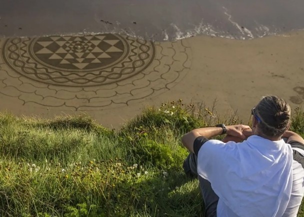 藝術家親繪巨型沙畫　享受海浪吞噬畫面