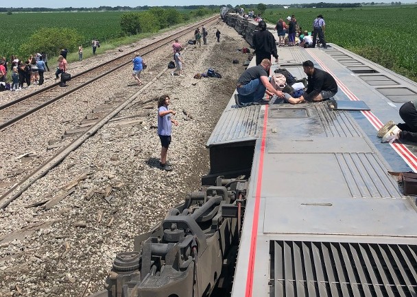 载255人列车密苏里州撞泥头车出轨　3死50伤