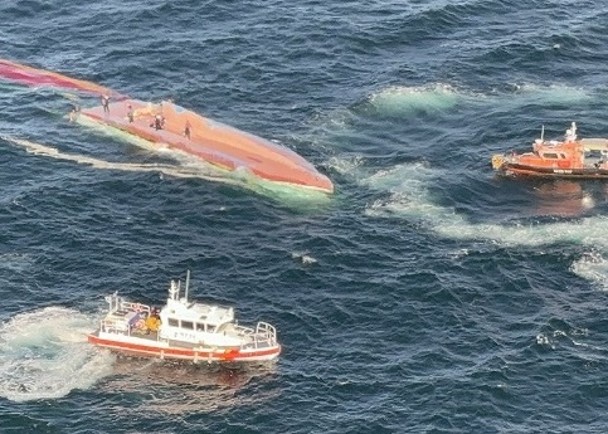 渔船在西部海域翻沉　船上8人全获救