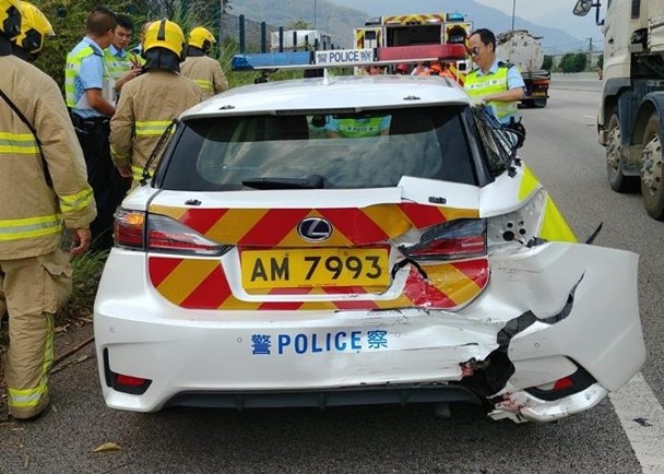 北大嶼山公路處理交通意外警車捱的士撞尾爛晒 即時新聞 港澳 On Cc東網