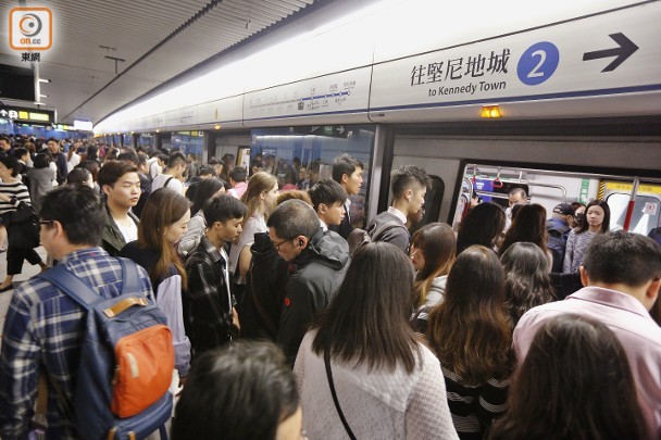 港鐵撞車：金鐘站未算擠擁 同學仔鬧故障離譜：撞車喎!｜即時新聞｜港澳｜on.cc東網