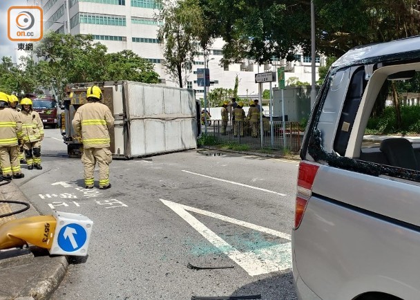 大埔工業邨貨車撼私家車翻側 司機受傷｜即時新聞｜港澳｜on.cc東網