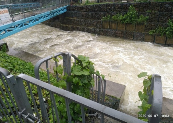 大埔碗窰暴雨河水氾濫 「巨浪」拍岸沖上行人路｜即時新聞｜港澳｜on.cc東網