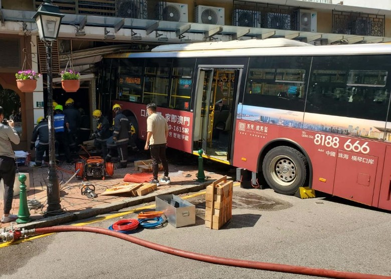 氹仔地堡街恐怖車禍巴士失控衝入食店至少8人傷 即時新聞 港澳 On Cc東網
