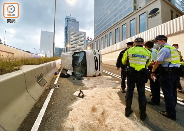 中環客貨車撞壆翻側 司機及乘客受傷｜即時新聞｜港澳｜on Cc東網