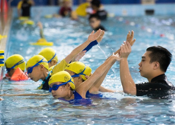 賽馬會小學生免費習泳班今起接受報名　名額2100個費用全免
