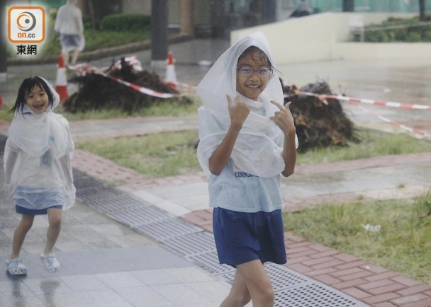 颱風「小犬」撲港 杏花邨嚴陣以待 居民落樓追風｜即時新聞｜港澳｜on Cc東網