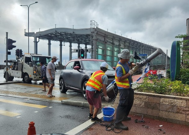 疑天雨路滑失控　將軍澳私家車撞斷交通燈嚇窒途人