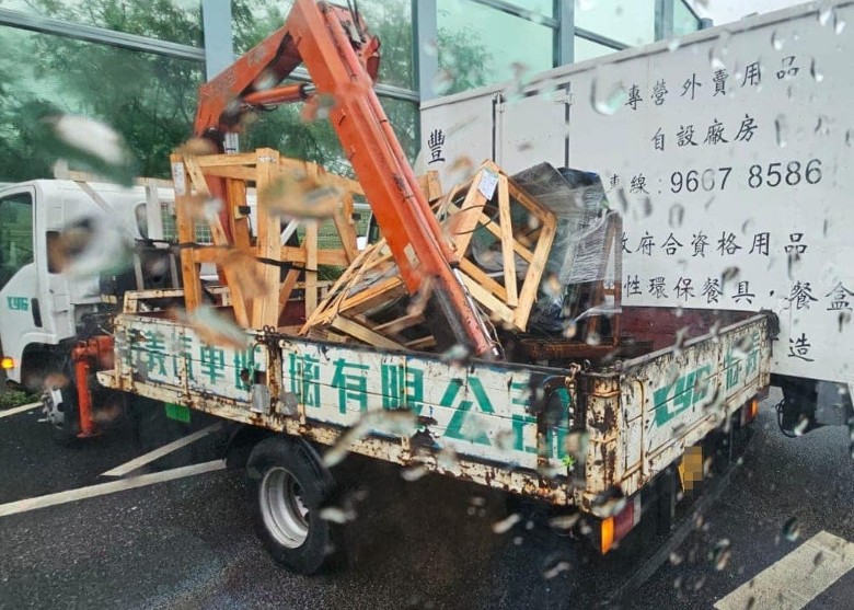 吐露港公路5車相撞貨車司機被困 - on.cc東網