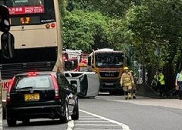 大埔公路兩車相撞　私家車翻側司機受傷送院