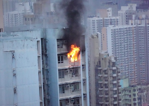 慈樂邨單位失火濃煙捲半空　2男女受傷送院
