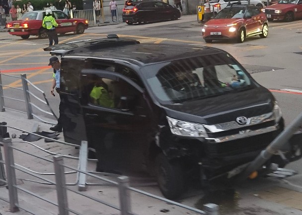 尖沙咀七人車撞毀交通燈　剷行人過路處掃欄8人傷