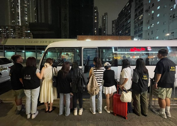 跨部門反罪惡行動　巡查深水埗拘26男女