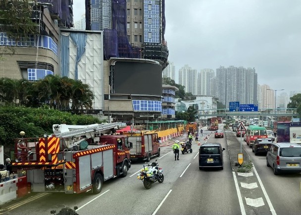 九龍灣建築地盤建材起火　消防拖喉救熄