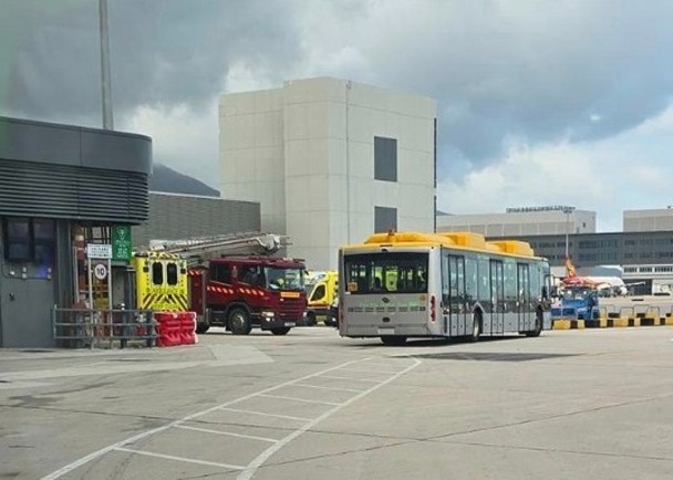 機場穿梭巴士疑自炒　車上8乘客受傷