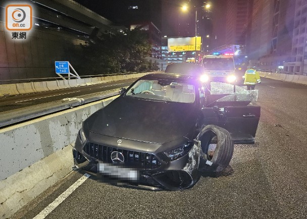 上環私家車「打波子機」兩條車胎甩脫　司機蹤杳