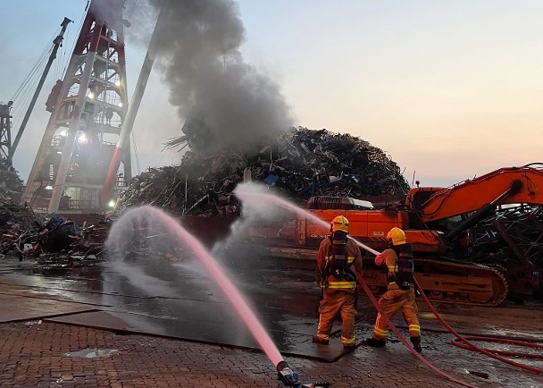 新油麻地避風塘躉船雜物起火　消防開喉灌救